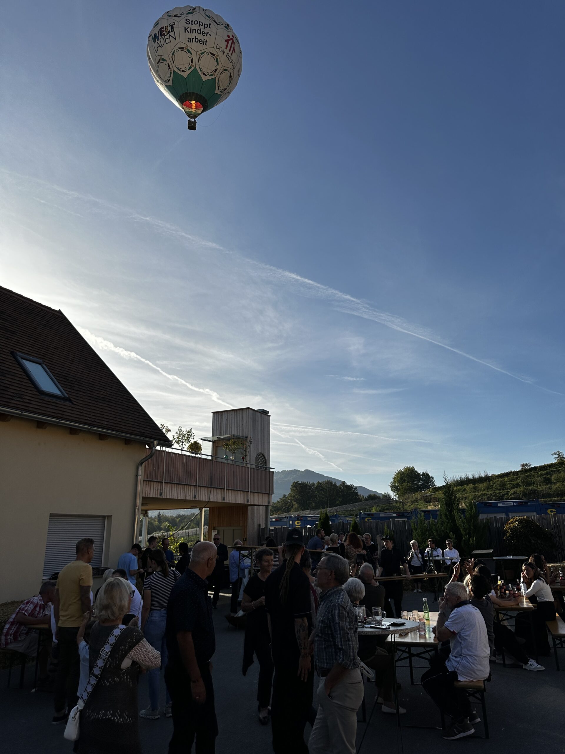 Gäste beim Erntedankfest am Edenhof
